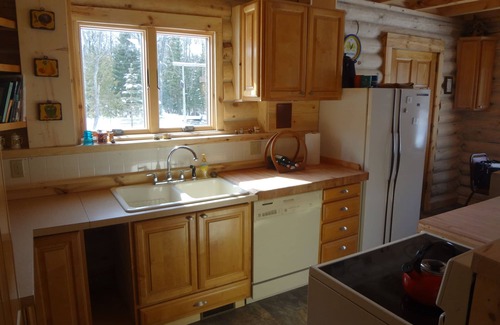 Honor Cabin | Winter wonderland is coming!Log home min. from Slpng. Bear Dunes & Crystal Mt.