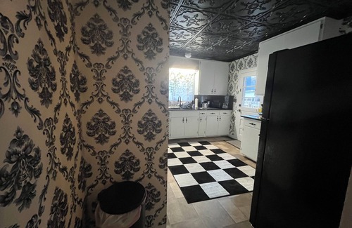 Andalusia House | Winter Wonderland Retreat 4BR-2BA – Sleeps 10, King Suite & Twin Bunks, 2 levels