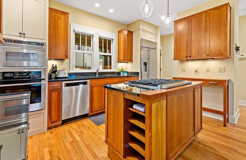Cheshire House | Winterberry Cottage | Treetop Balcony | Village of Cheshire | 5 Min to Downtown Black Mtn!
