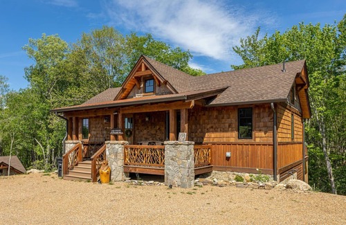 Banner Elk House | Winterfell Lodge at Eagles Nest - near tennis, pickleball with a creek and firepit!