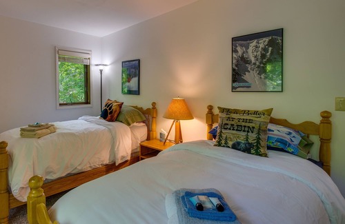 Chestnut Springs Cottage | Wintergreen Resort Home With Deck + Fire Pit!