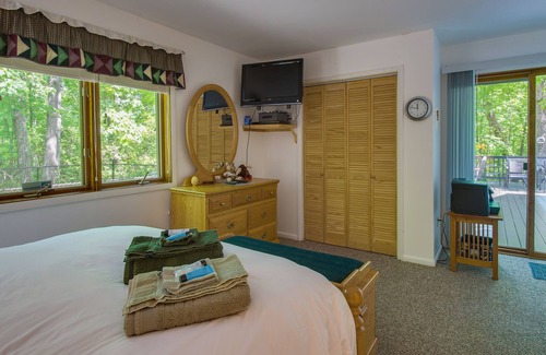 Chestnut Springs Cottage | Wintergreen Resort Home With Deck + Fire Pit!