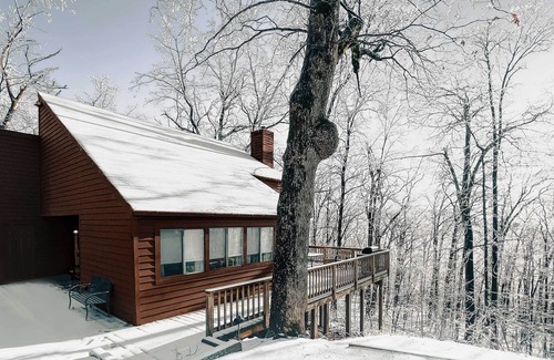 Wintergreen Cabin | Wintergreen Resort Cabin by Skiing, Tubing & More!