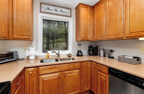 Chestnut Springs House | Wintergreen Resort - Mountain home w/4-bedroom 3 bath, Hot Tub & Wifi