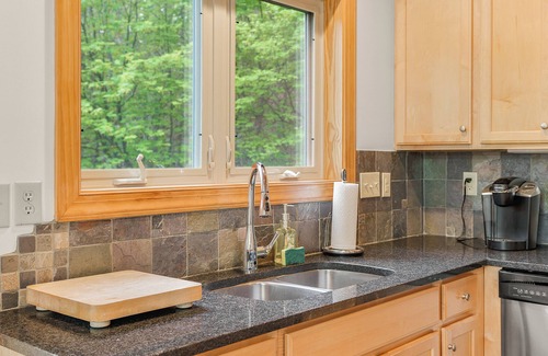 Chestnut Springs House | Wintergreen 5BR with Hot Tub, Sauna, Firepit