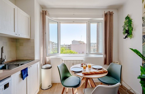 Le Mourillon Apartment | Wisdom Monkeys Apartment - Balcony & AC