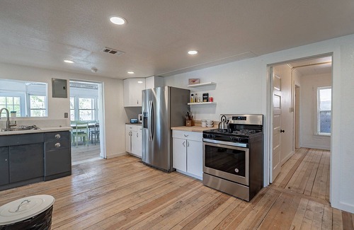 Southside House | Wise industrial update on fashionable "warehouse style" apartment" Shower Rocks