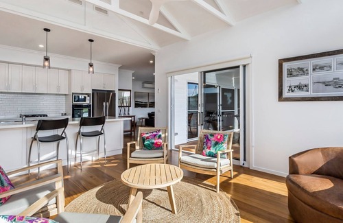Port Fairy House | Wishart's Landing - Ideal Holiday Home for family & friends - newly renovated with amazing view.