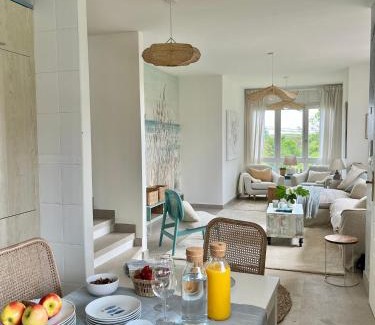 Prellezo House | Wishome-Casa con bonito jardín y piscina, ideal para familias, cerca de Comillas
