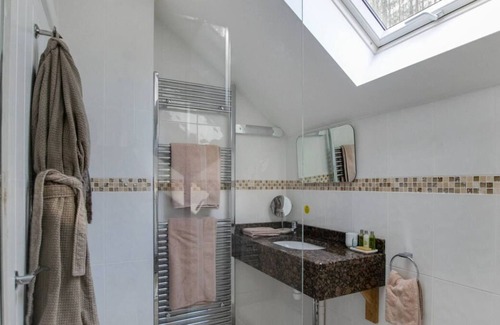 Ysbyty Ystwyth House | Wisteria Cottage - Bwthyn yr Ardd