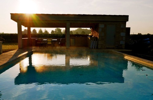 Velines Cottage | Wisteria Cottage in the Grounds of 16th Cent. Historic Manor, Heated Pool 12mx6m