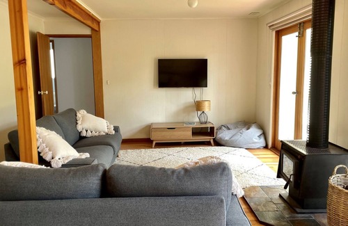 Inverloch Cottage | Wisteria Cottage - Pet Friendly