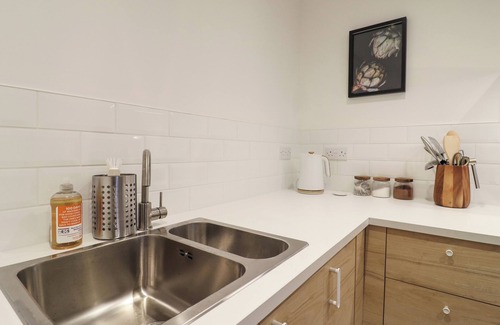 Riseley Cottage | WISTERIA VIEW, pet friendly in Riseley