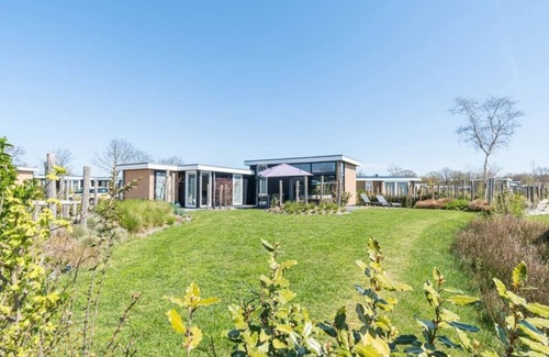 Burgh-Haamstede House | With 3 bedrooms and 2 bathrooms, this chalet is one of the most spacious in its category. Inside you