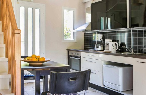 Mikros Gialos House | With its gorgeous location amid mature gardens just a five minute walk from the beach, this is a gem