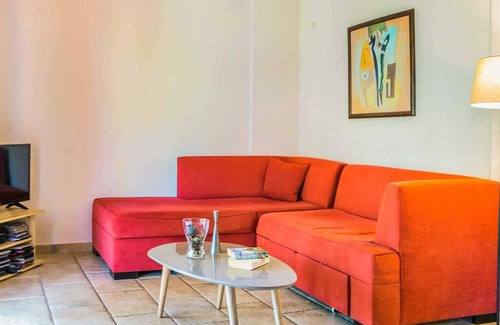 Mikros Gialos House | With its gorgeous location amid mature gardens just a five minute walk from the beach, this is a gem