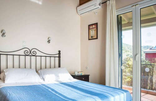 Mikros Gialos House | With its gorgeous location amid mature gardens just a five minute walk from the beach, this is a gem