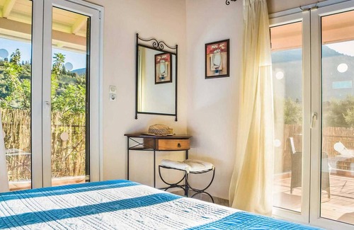 Mikros Gialos House | With its gorgeous location amid mature gardens just a five minute walk from the beach, this is a gem