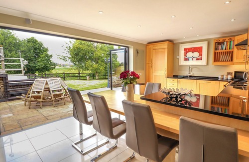Lincoln House | WITHAM VIEW, pet friendly, with open fire in Lincoln