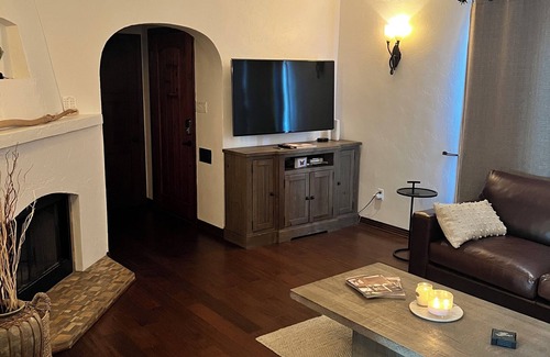 Belmont Shore House | Within steps of the beach, your Long Beach get away in Belmont Shore.