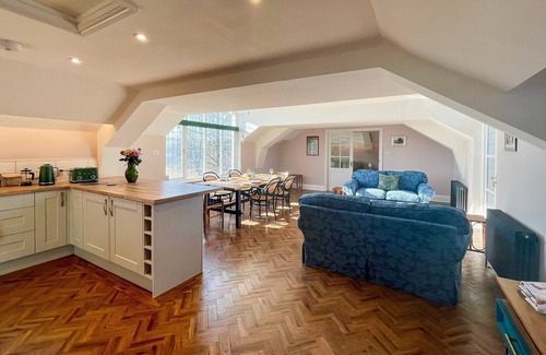 Lostwithiel Cottage | Within stunning private grounds, Applebarn awaits.