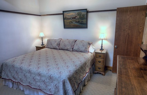 Eureka Springs Cabin | Wits End Cabin On 65 Gated Acres, Amazing Outdoor Fireplace & Hot Tub