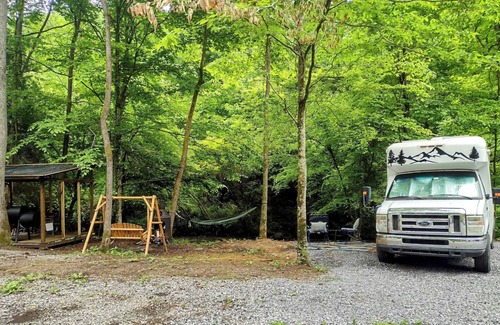 Del Rio House | Witt's End.Cozy RV with AC and WiFi in Charming Del Rio in the Smoky Mountains