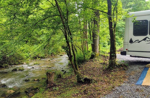 Del Rio House | Witt's End.Cozy RV with AC and WiFi in Charming Del Rio in the Smoky Mountains