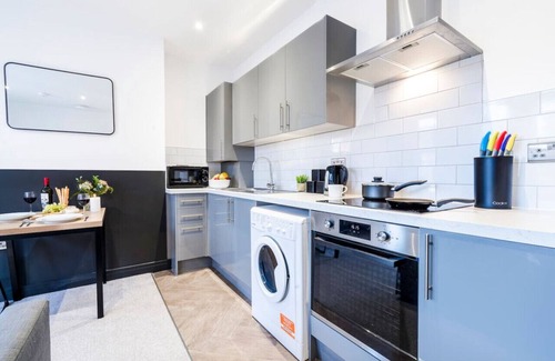 Forest Fields Apartment | Wiverton Apt #4 - Central Location - Free Parking