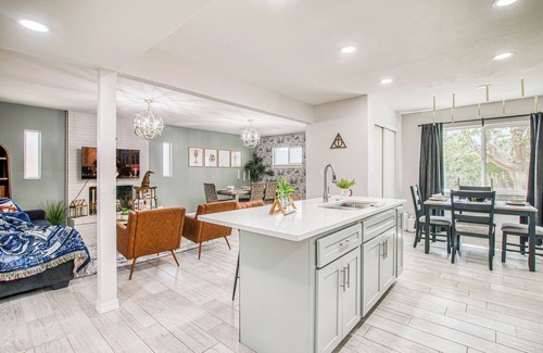 Biggs Field House | Wizards & Magic themed 3-bedroom house with WiFi, AC, Garage. Fits up to 10!