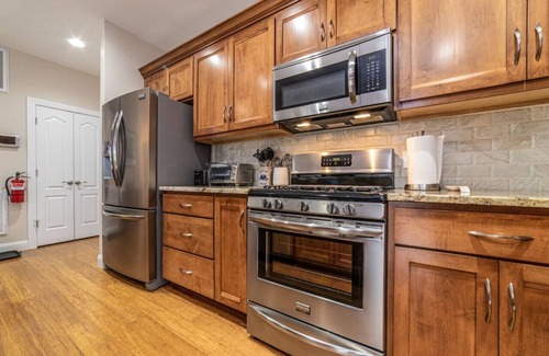 Lexington Apartment | WLU & VMI’s Urban Retreat with Private Parking