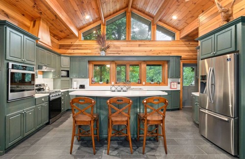 Bat Cave House | WNC Lodge Pool, Movie Rm, HotTub