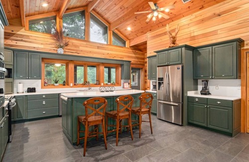 Bat Cave House | WNC Lodge Pool, Movie Rm, HotTub