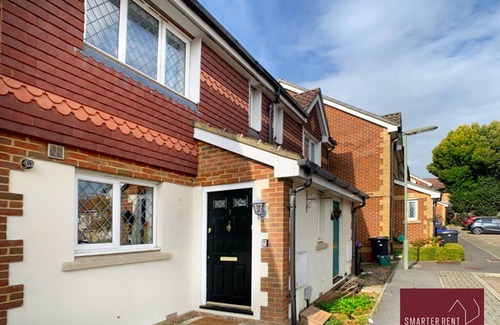 Knaphill House | Woking - Garden, Parking, Pets Welcome