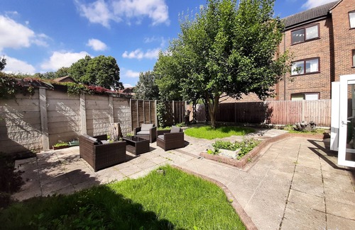 Wokingham House | Wokingham Centre: 5 min walk from Station & high street. Free Parking + Garden.