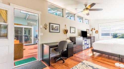 Langley House | Wolf Beach Cottage by AvantStay Harbor Views