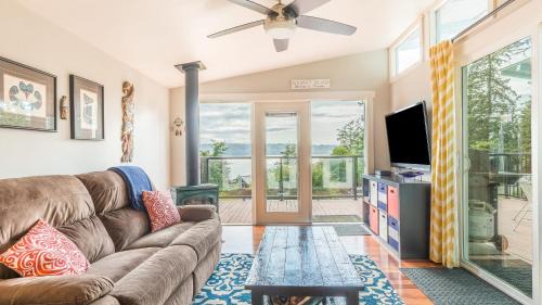 Langley House | Wolf Beach Cottage by AvantStay Harbor Views
