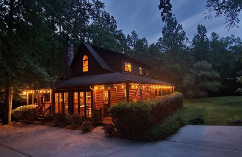 Mineral Bluff Cabin | Wolf Creek Haven - Rustic Outdoor Kitchen, Swinging Porch Bed on Rushing Creek