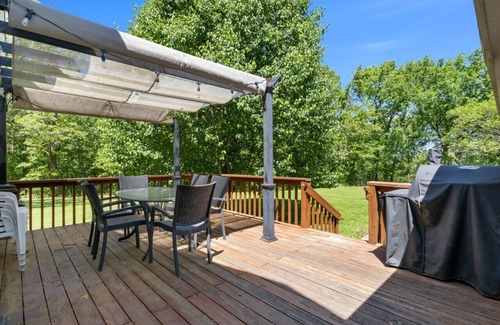 Camdenton House | Wolf Point Lodge! 10 Acre Historical Cabin