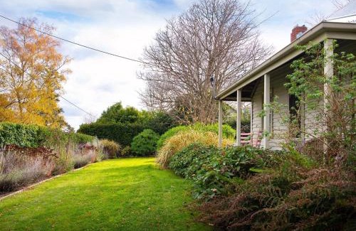 Daylesford House | Wombat Hill Cottage- central Daylesford retreat