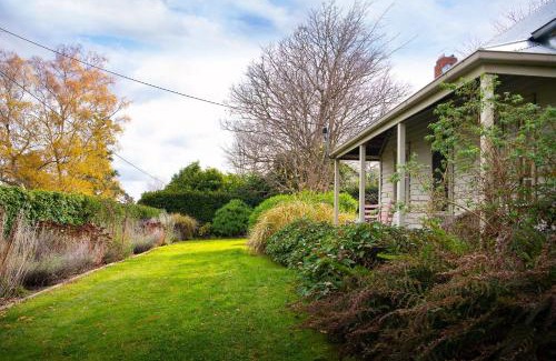 Daylesford House | Wombat Hill Cottage- central Daylesford retreat