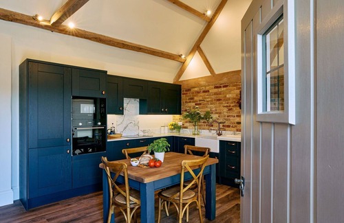 Walton House | Wonderful villa for 2 people with pool, hot tub, WIFI, TV, terrace and pets allowed