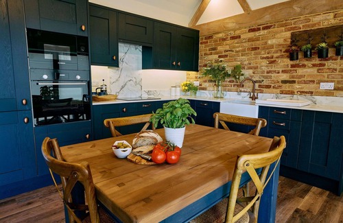 Walton House | Wonderful villa for 2 people with pool, hot tub, WIFI, TV, terrace and pets allowed