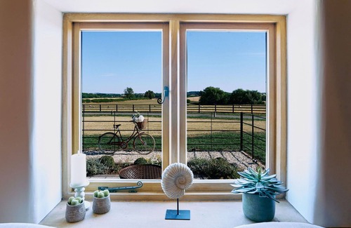 Walton House | Wonderful villa for 2 people with pool, hot tub, WIFI, TV, terrace and pets allowed