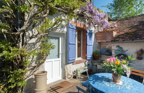 Saint-Denis-sur-Loire House | Wonderful private villa for 6 guests with private pool, WIFI, TV, terrace and pets allowed