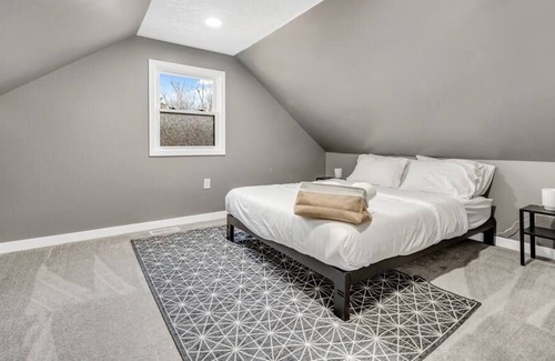 St. Louis Park House | Wonderful 3 Level Cozy Home l Telsa Super Charger