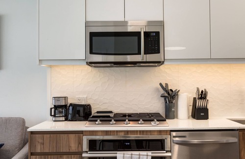 Sunnyside Apartment | *Wonderful* City View Condo in Trendy Kensington