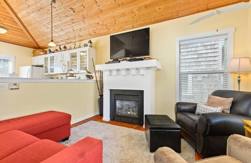 Lincoln Beach House | Wonderful Coastal Retreat, Hot-tub, Open Layout, Steps Away From Beach, Fireplace, BBQ, Ocean Views