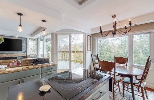 Warren Apartment | Wonderful Condo Close to Sugarbush Resort with Pool, Hot Tub, & WiFi