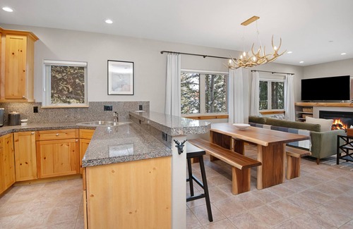 Vail Condo | Wonderful East Vail Condo w/Stunning Views, Free Shuttle Access, Hot Tub